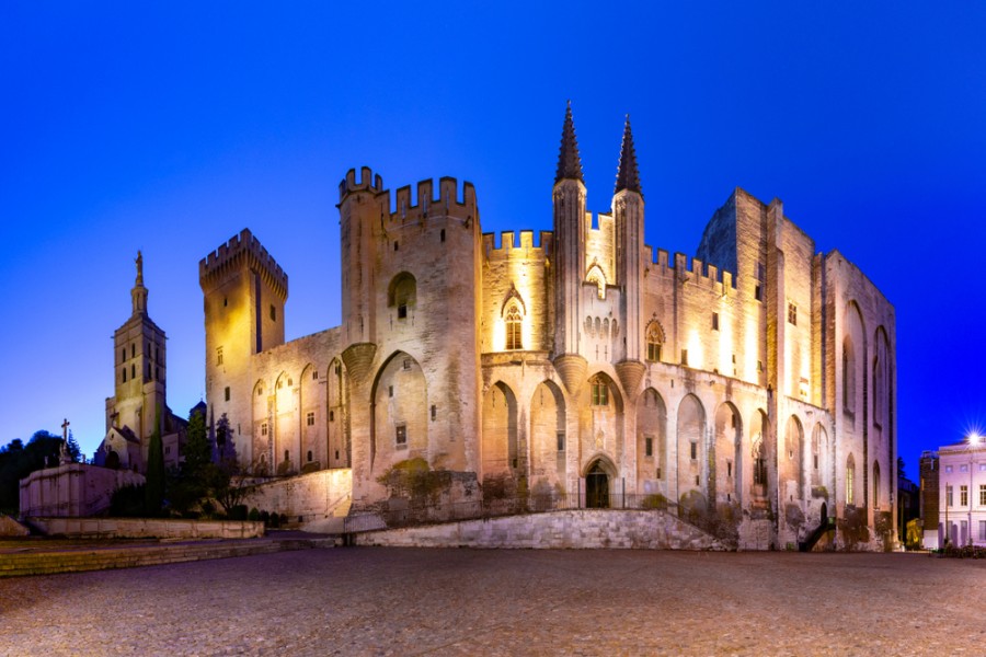 Quels sont les quartiers incontournables à Avignon pour une visite à pied ?